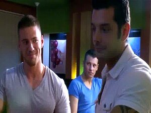 Partouze gay dans un jock-bar européen