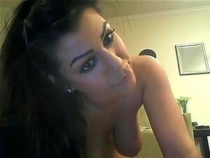 Briana se masturbe devant la caméra web avec un plug anal, et une