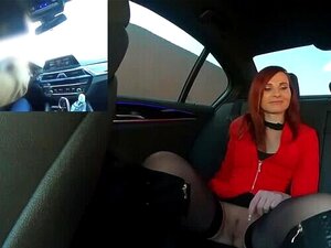 Une femme sexy et riche montre tout à l'inconnu. Chauffeur de voiture