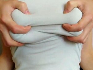 Des vêtements déchirés pour sucer des gros seins naturels. Tétons