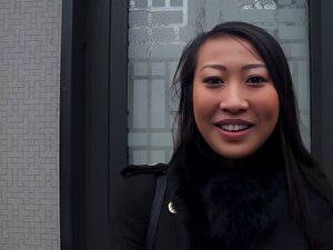 Une bite rend deux nanas heureuses