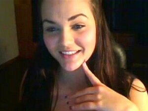 Une brune montre ses gros seins naturels et laiteux