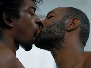 Gay noir baisé par une grosse bite noire dans un trou anal serré
