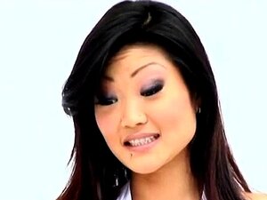 Sucer des tétons Tera Patrick partage le jouet de Lucy Lee !