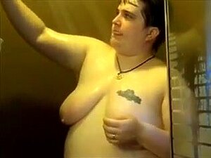 Ma femme délicieuse aux cheveux bruns foncés et gros seins prend une