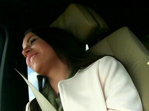 Un mec fait gicler une mignonne auto-stoppeuse en public, un mec avec