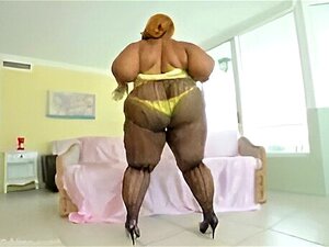 Superstar ébène avec un gros cul de 70 pouces se fait détruire par