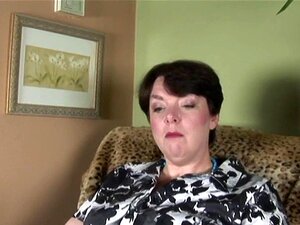 La belle-mère mature avec un gros cul fait des choses sales