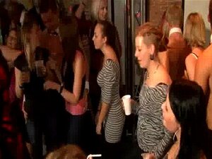 Faire face à la danse, se déshabiller et ruisseler de la chatte