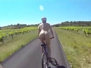 Nu en vélo public sur la route