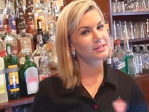 Le barman a payé pour sucer des queues derrière le comptoir à
