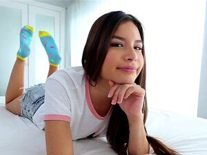 Zaya Cassidys se fait éclater la chatte rasée par une grosse bite.