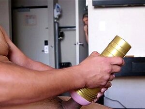 La demi-sœur baise son demi-frère avec une Fleshlight