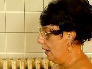 Une vieille maman brune à gros seins se fait baiser par une grosse