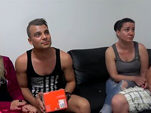 Échange de Femme tchèque: Blonde Mature et Brune dans la Partie 1