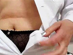 La blonde aux cheveux courbés baise les détails du trou