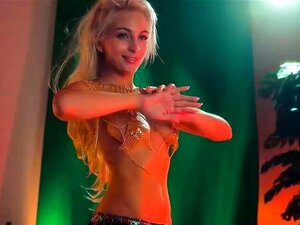 Blonde mignonne buvant du vin et se déshabillant en discutant sur