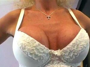 Mamie à gros seins chevauche une bite