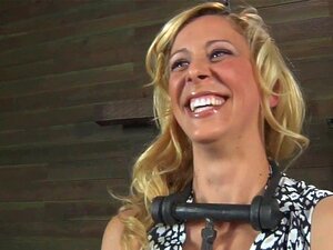 Une douce nana entre dans sa cage. Une douce beauté est jetée dans