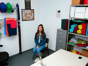La mignonne voleuse brune ne voulait pas coopérer avec un vieil agent