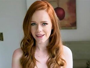 Jerry Kovak lèche la chatte humide d'Ella Hughes par derrière