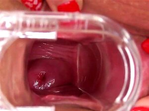 Une chatte tchèque déchaînée écarte sa chatte rétrécie à