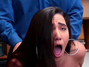 Une petite mignonne se fait baiser pour sortir de prison. Une petite