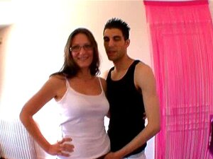 Éjaculation faciale mature amateur française sur les lunettes