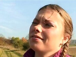 Petite fille en randonnée se déshabille complètement en plein air