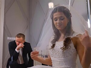 VIP4K. La mariée ne peut pas résister et le séduit pour baiser