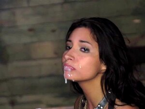 Mignonne perdue avec une giclée sur le visage