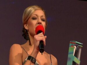 Une blonde sexy avec un corps sexy danse sur scène
