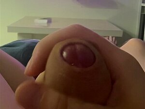 MA PREMIÈRE GROSSE ÉJACULATION: Un Amateur Regarde du Porno