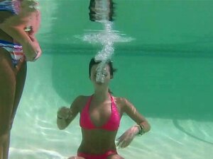 Des belles-ados chaudes baisent en langue, des langues lesbiennes