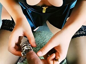 Une fille en forme enferme son voisin dans une petite cage de