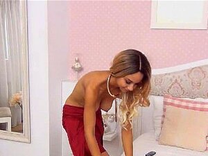 Superbe nana se déshabille et se masturbe