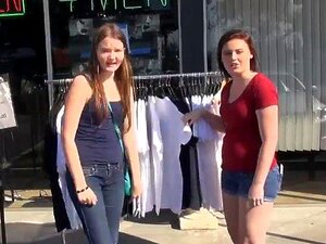 Des filles aléatoires montrent leurs nichons pour de l'argent. Des