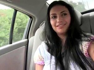 Femmes en chaleur suçant des bites dans une voiture, connectez-vous