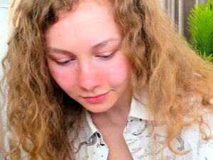 Regardez cette coquine de 18 ans avec des cheveux blonds se