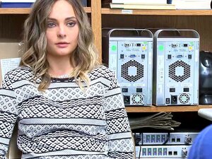 Cette blonde se fait baiser au bureau! Regardez-la en cowgirl, en