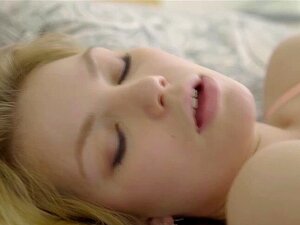 La petite blonde Melanie se fait baiser dans le lit par Edwards Big.