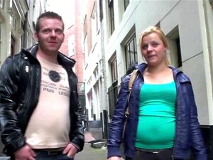 Une pute blonde européenne suce