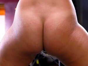 Beauté poilue interracial baisée en BDSM