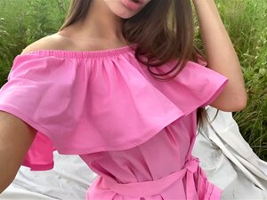 Jeune salope en robe rose se masturbe à l'extérieur
