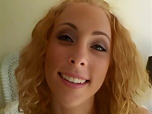 Découvrez cette blonde espagnole séduisante qui déclenche une