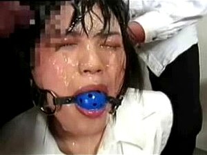 Salope japonaise couverte de bukkake 6