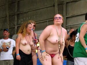 De vraies femmes se déchaînent au Midwest biker rally