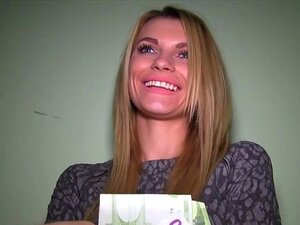 Blonde à longues jambes baisée en public
