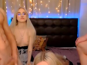 Deux blondes amatrices chaudes sucent des bites et se font pilonner