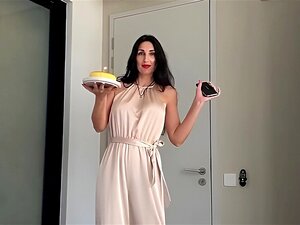 Cadeau d'anniversaire de Belle-Mère: Une Surprise Coquine pour Son
